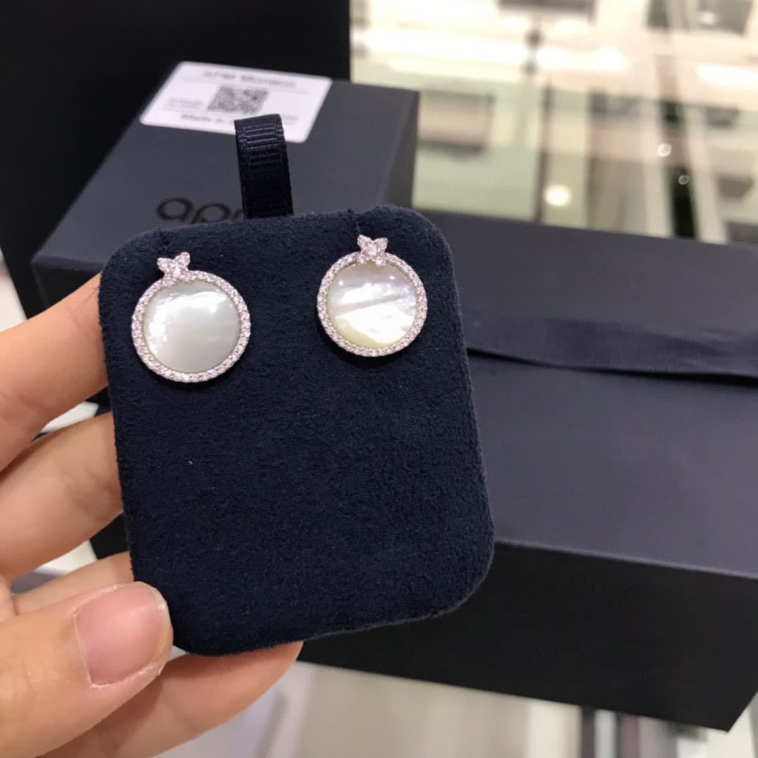 Van Cleef & Arpels Elegant White Pearl Stud Earrings with Diamond Accents